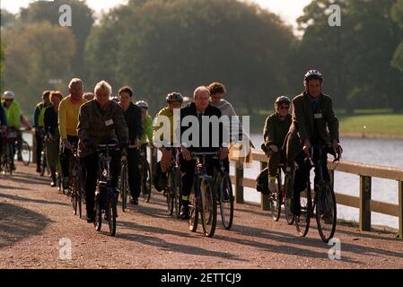 Segretario di Stato per lo Sport e la Cultura Chris Smith Ott 1999Opening the Thames Valley Cycle Route at Hampton Court Palace Lungo il Tamigi il percorso farà parte di La rete nazionale del ciclo Foto Stock