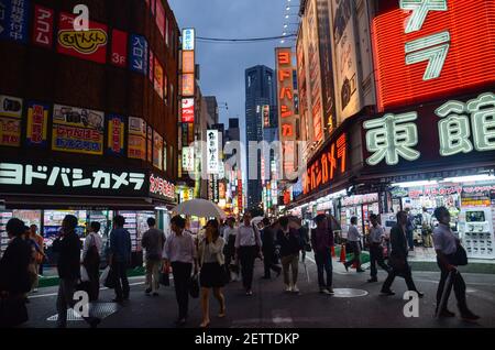 Strade del quartiere Shinjuku pieno di pedoni, vicino alla stazione della metropolitana. Tokyo, Giappone Foto Stock