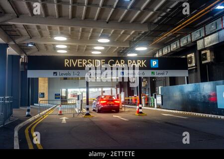 Un'auto entra nel parcheggio a più piani di Riverside, parte dell'Oracle Shopping Centre di Reading, Regno Unito Foto Stock