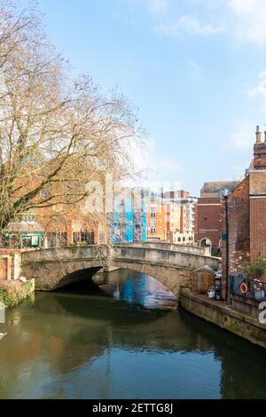 Il ponte High Bridge attraversa il fiume Kennett, parte del Kennett e del canale Avon nel centro di Reading, con uffici ed edifici oltre. Foto Stock