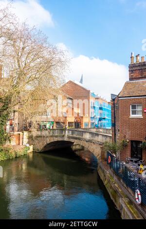 Il ponte High Bridge attraversa il fiume Kennett, parte del Kennett e del canale Avon nel centro di Reading, con uffici ed edifici oltre. Foto Stock