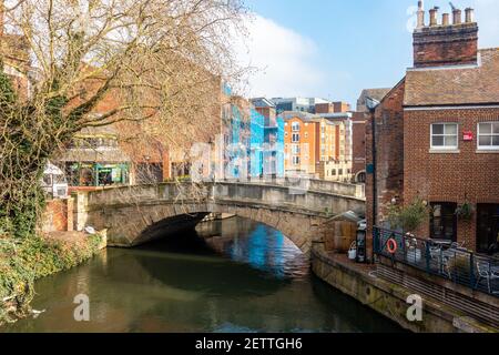 Il ponte High Bridge attraversa il fiume Kennett, parte del Kennett e del canale Avon nel centro di Reading, con uffici ed edifici oltre. Foto Stock
