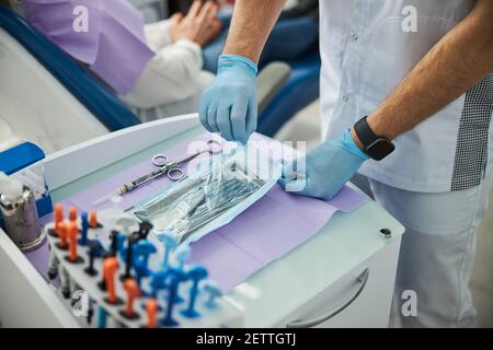 Sacchetto di plastica aperto in mani specialistiche dentali Foto Stock