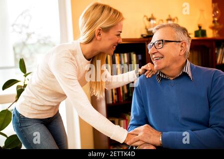 Granddaugher visita il nonno malato per sostenerlo sulla salute Foto Stock