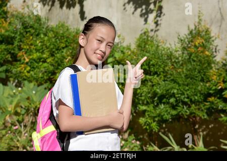 Elegante bella divisa della scuola dell'adolescente asiatica della scuola della ragazza che indossa la scuola Con libri scolastici Foto Stock