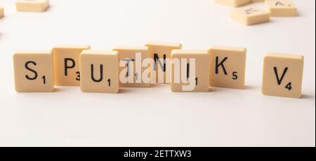 Coronavirus pandemic tema scrabble piastrelle di parola di gioco su un bianco sfondo Foto Stock