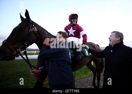 File foto datata 12-03-2020 del jockey Rob James con l'allenatore Gordon Elliott. Data di emissione: Martedì 2 marzo 2021. Foto Stock