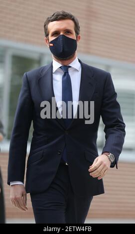 Madrid, Spagna. 2 marzo 2021. (R) il leader del Partito popolare (PP) Pablo Casado arriva all’Università Francisco Vitoria di Madrid, in Spagna, per partecipare a una conferenza intitolata ‘SPain, Constitution and Freedom 1996-2004’, un’analisi per il 25° anniversario della prima vittoria del PP a Moncloa. Credit: Isabel Infantes/EMPICS/Alamy News Live Foto Stock