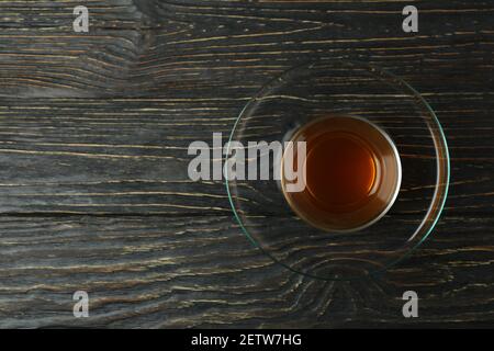 Bicchiere di tè su sfondo di legno, spazio per il testo Foto Stock