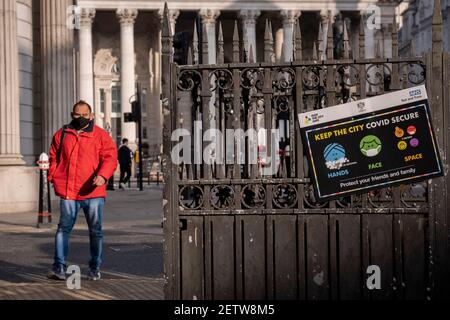 Giorni prima che il Cancelliere Rishi Sunak emetta il suo Budget, un avviso del governo e del NHS (National Health Service) esorta il pubblico a rimanere al sicuro Covid durante un alto tasso di infezione nella capitale, durante il terzo blocco inglese della pandemia di Coronavirus, il 1 marzo 2021, a Londra, Inghilterra. Foto Stock