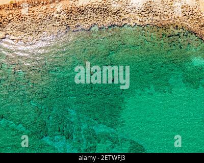 Vista aerea dall'alto dal drone della spiaggia rocciosa. Foto Stock