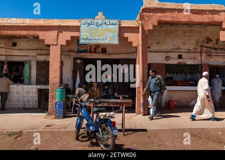 Telouet, Marocco - 14 aprile 2016: Scena di strada nel villaggio di Telouet, nella regione atlante del Marocco, con le persone in un mercato. Foto Stock