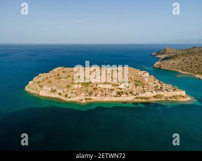 Vista aerea dall'alto del drone dell'antico forte veneziano sull'isola di Spinalonga a Creta, Grecia. Foto Stock
