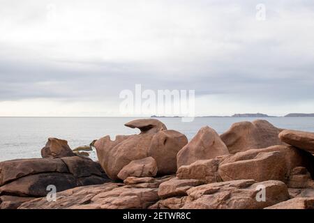 Bizzarri massi sulla Costa di granito Rosa - Costa di granito Rosa - in Bretagna, Francia Foto Stock