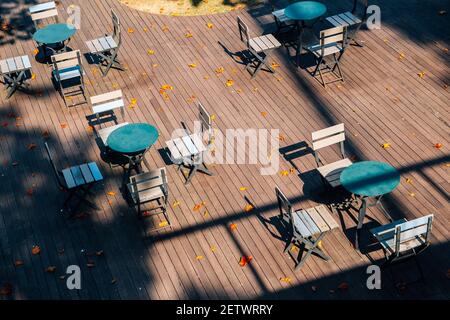 Tavoli e sedie vuoti. Gwanggyo Lake Park in autunno a Suwon, Corea Foto Stock