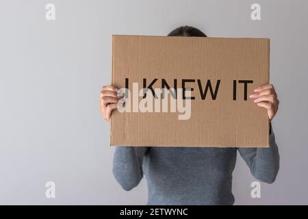 Una donna ha una bandiera con l'iscrizione che HO CONOSCIUTO DAVANTI a lei. Foto Stock