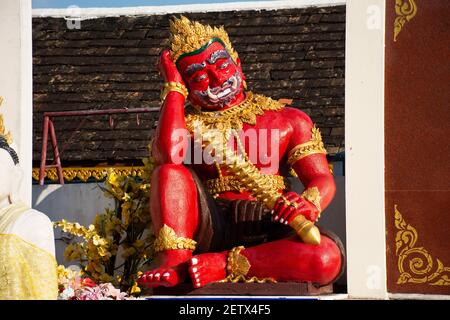 Re vessavana o Kuvera statua gigante rosso di Wat Phra Quel tempio di Doi Kham della montagna d'oro per i tailandesi persone e stranieri viaggio visitare re Foto Stock