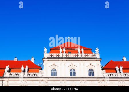 Sculture decorative in marmo sul tetto. Tetto di tegole rosse del castello Foto Stock