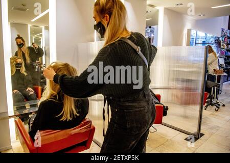 Rotterdam, Paesi Bassi. 02 marzo 2021. Gli ultimi preparativi in Hair Salon Rob Peetoom a rotterdam, Paesi Bassi, il 02 marzo 2021. I parrucchieri possono riaprirsi, dopo una chiusura di 11 settimane durante il blocco duro. Foto di Robin Utrecht/ABACAPRESS.COM Credit: Abaca Press/Alamy Live News Foto Stock