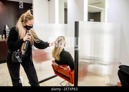 Rotterdam, Paesi Bassi. 02 marzo 2021. Gli ultimi preparativi in Hair Salon Rob Peetoom a rotterdam, Paesi Bassi, il 02 marzo 2021. I parrucchieri possono riaprirsi, dopo una chiusura di 11 settimane durante il blocco duro. Foto di Robin Utrecht/ABACAPRESS.COM Credit: Abaca Press/Alamy Live News Foto Stock