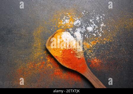 Donna indiana polvere mano spezie indiane rosso freddo, peperoncino paprika polvere esplosione splash utilizzando mortaio di pietra cucina indiana Kerala India Sri Lanka Foto Stock