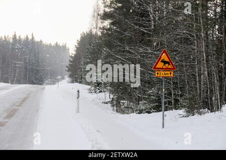 Un cartello stradale Moose che avverte gli automobilisti di prestare attenzione a Moose Nella zona della Finlandia centrale Foto Stock