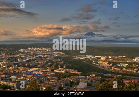 Città di Petropavlovsk-Kamchatsky al tramonto Foto Stock