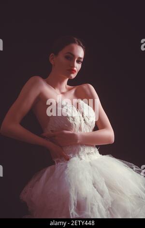 Ritratto di una raffinata ballerina in posa in studio. Foto Stock