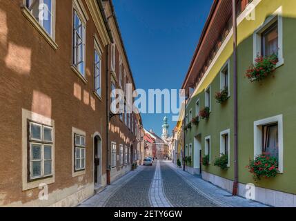 UJ utca, Torre di Firewatch in lontananza, nella sezione della città interna di Sopron, Transdanubia Occidentale, Ungheria, Europa Centrale Foto Stock