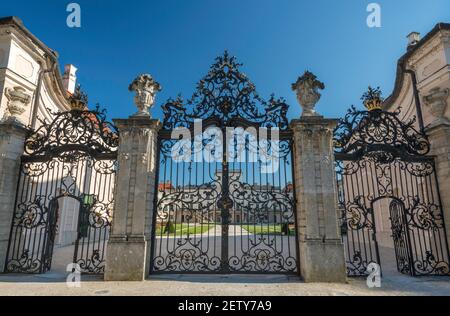 Cancello ornamentale in ferro battuto, stile rococo, Palazzo Eszterhaza alias Palazzo Esterhazy a Fertod, Transdanubia occidentale, Ungheria, Europa centrale Foto Stock