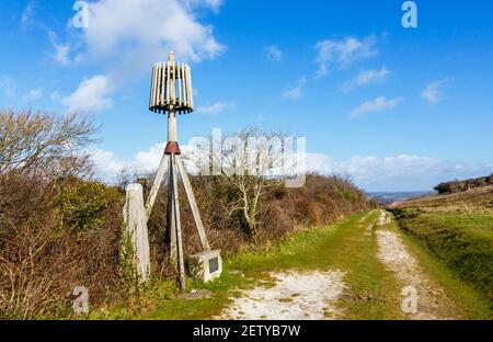 Nodes Beacon su Tennyson Down, Isle of Wight, Regno Unito: Replica di dimensioni dimezzate eretta nel 1977 con percorso e vista Foto Stock
