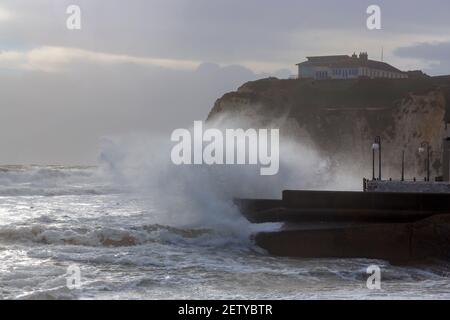 Mare ruvido con grandi onde che si infrangono sul lungomare di Freshwater, Isola di Wight durante una tempesta con alti venti e pioggia torrenziale Foto Stock