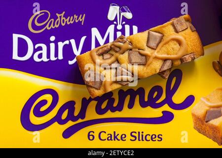 Pacchetto di fette di torta al caramello al latte di Cadbury con torta sezione superiore isolata su sfondo bianco Foto Stock