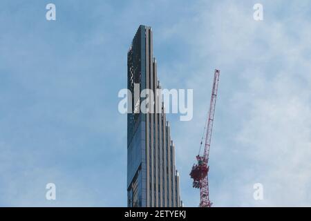 In cima alla 57a strada ovest del 111, chiamata anche Steinway Tower, un grattacielo residenziale superalto in costruzione sulla Row dei Bilionaire a Manhattan Foto Stock