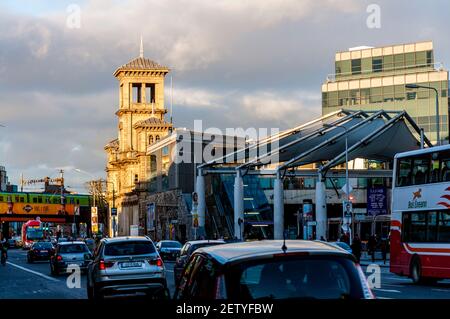 Connolly Station, Dublino, Irlanda. Pendolari al mattino presto nel centro della città. Foto Stock