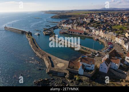 Vista aerea dal drone del porto presso il villaggio di pescatori di Pittenweem, nella zona est di Neuk di Fife, Scozia, Regno Unito Foto Stock