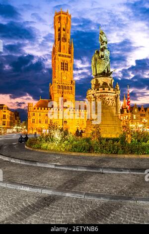 Bruges, Belgio. Grote Markt dominato dal campanile di Belfry o Belfort, Fiandre Occidentali. Foto Stock
