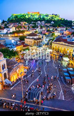 Atene, Grecia - Monastiraki Square immagine notturna con e l'antica Acropoli, concetto di viaggio. Foto Stock