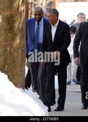 **file Foto** Vernon Jordan è scomparso. Il presidente degli Stati Uniti Barack Obama cammina con l'icona dei diritti civili Vernon Jordan (L), il 30 gennaio 2016 a Washington, DC. Il presidente Obama ha partecipato ad un pranzo Alfalfa a casa di Vernon Jordan. Credit: Olivier Douliery / Pool via CNP /MediaPunch Foto Stock