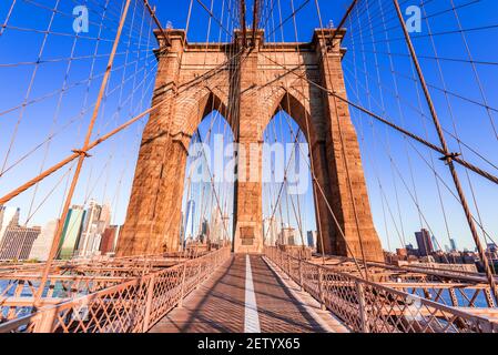 New York, Stati Uniti d'America. L'alba del Ponte di Brooklyn a New York City, Manhattan, Stati Uniti. Foto Stock