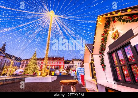 Cluj, Transilvania - scena notturna con il mercato di Natale in Romania viaggi scenario invernale in Europa orientale. Foto Stock