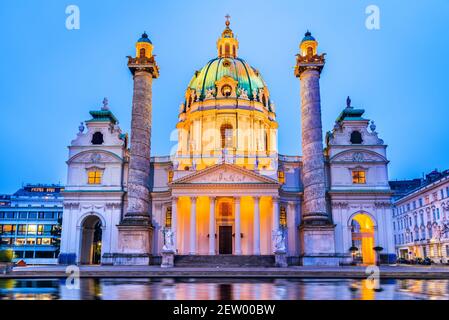 Vienna, Austria. Vista notturna della famosa Karlskirche a Karlsplatz a Vienna. Foto Stock