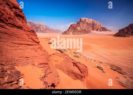 Wadi Rum, Giordania. Il famoso nodo principale Khor al Ajram nel deserto di Wadi Rum conosciuto come Valle della Luna, deserto dell'Arabia. Foto Stock