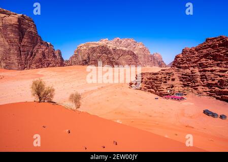 Wadi Rum, Giordania. Famose dune di sabbia rossa nel deserto di Wadi Rum conosciuta come Valle della Luna, deserto dell'Arabia. Foto Stock