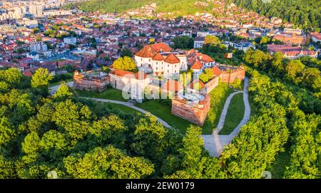 Brasov, Transilvania. Splendida vista aerea al tramonto della Cittadella, fortezza medievale in Romania Foto Stock