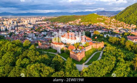 Brasov, Transilvania. Splendida vista aerea al tramonto della Cittadella, fortezza medievale in Romania Foto Stock