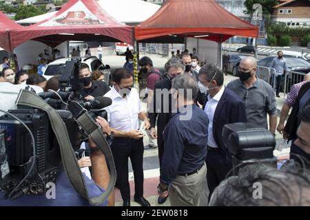 San Paolo, San Paolo, Brasile. 2 marzo 2021. (INT) Governatore di San Paolo visita Drive-Thru COVID-19 Centro vaccinazioni . 2 marzo 2021, San Paolo, Brasile: Il Governatore di San Paolo, Joao Doria è stato in un drive-thru COVID-19 centro di vaccinazione allo Stadio Morumbi a San Paolo, con la presenza del presidente della squadra di calcio di San Paolo, Julio Casares e il segretario comunale di salute Edson Aparecido. Credit: LECO Viana Photos Credit: LECO Viana/TheNEWS2/ZUMA Wire/Alamy Live News Foto Stock