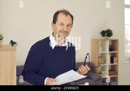 Ritratto di felice uomo d'affari di mezza età, CEO o professore universitario sorridente a macchina fotografica Foto Stock