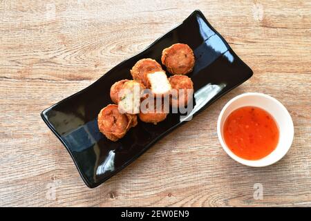 Fritto profondo purè di carne di granchio e involtini di maiale cibo cinese sul piatto immergere salsa di prugne dolce Foto Stock