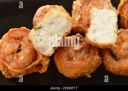 Fritto profondo purè di carne di granchio e involtini di maiale cibo cinese sul piatto immergere salsa di prugne dolce Foto Stock